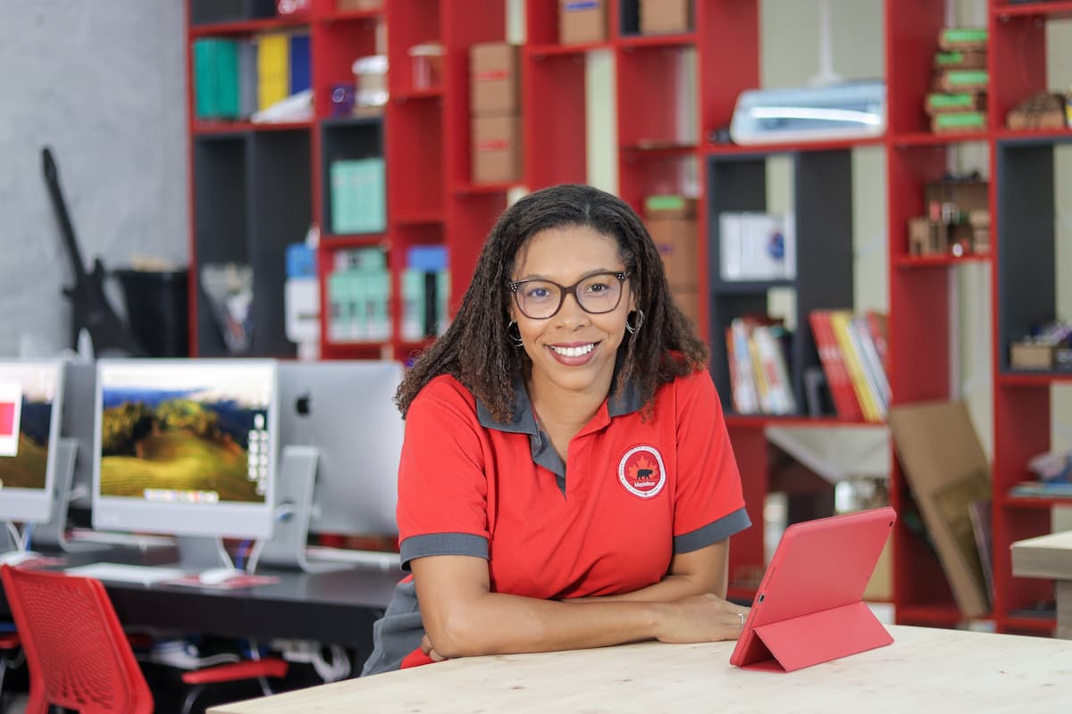 Martha Santos, professora dos clubes de maker e coding da escola privada ABA Maple Bear