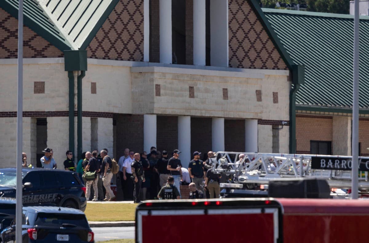 A polícia e os primeiros socorristas respondem à Apalachee High School em Winder, Geórgia