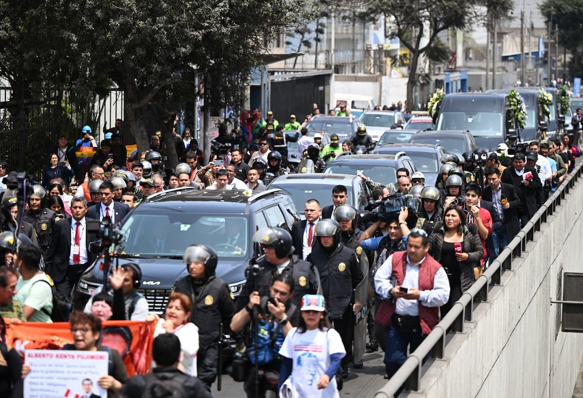 O carro funerário do falecido ex-presidente do Peru, Alberto Fujimori, segue em direção ao Ministério da Cultura para um funeral de estado em Lima, em 12 de setembro de 2024.