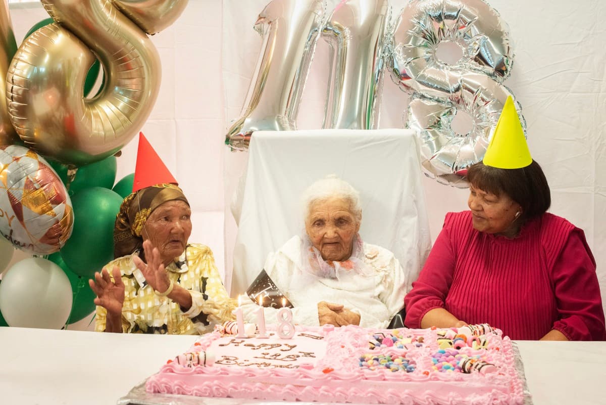 Margaret Maritz (C) comemora seu 118º aniversário com duas de suas filhas, Gertryda Maritz (E), 81, e Liza Daniels (D), 67