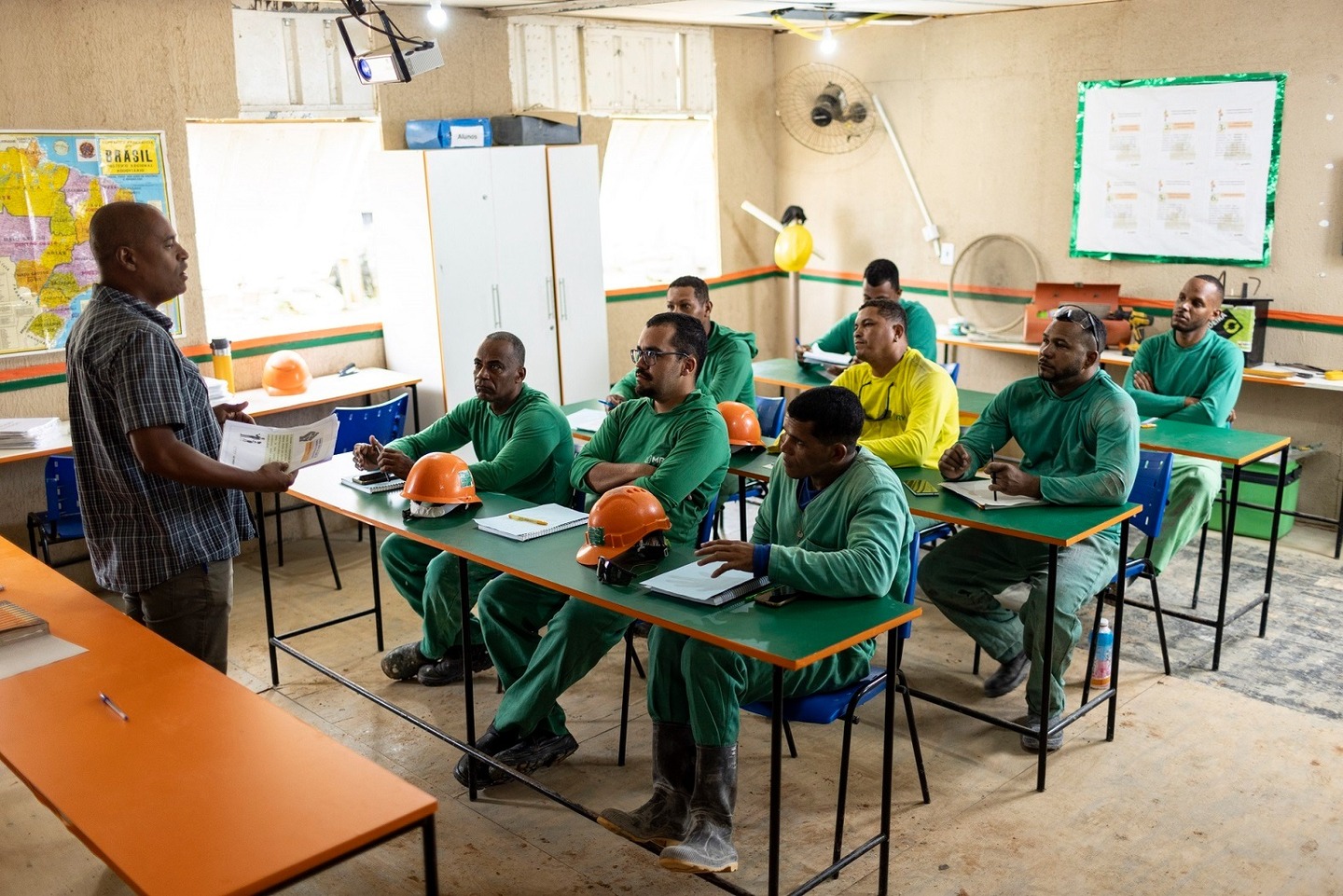 Trabalhadores em aula no canteiro de obras