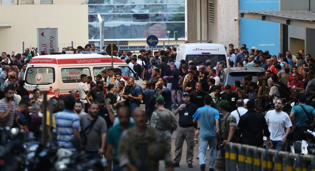 Ambulâncias no Líbano atendendo feridos nas explosões - Foto: Anwar Amro/AFP