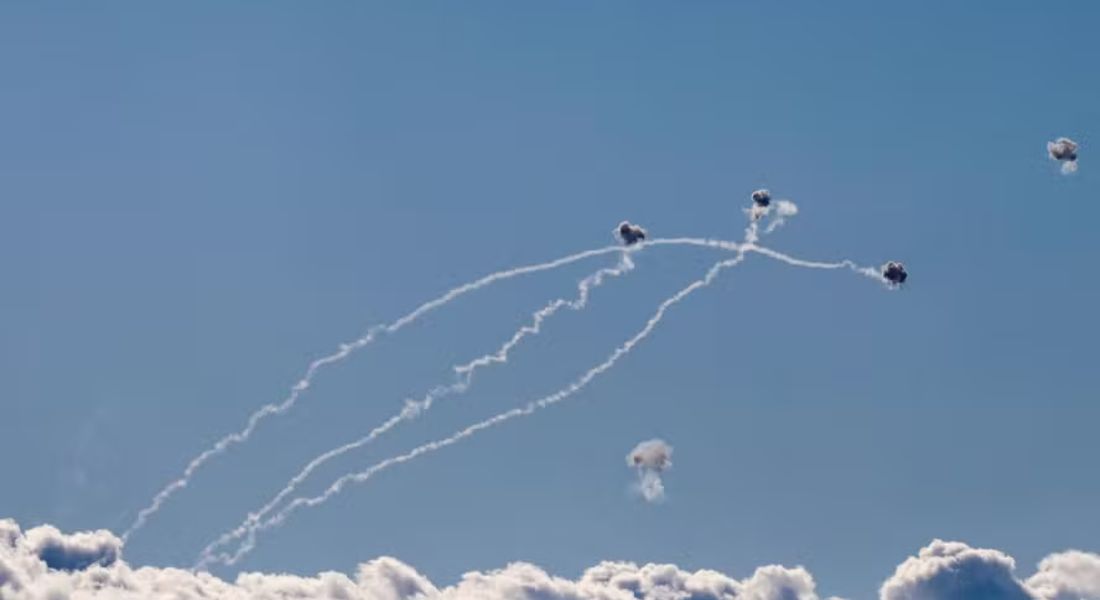 Foguetes lançados pelo Hezbollah são interceptados pelo sistema Domo de Ferro, de Israel - Foto:Foguetes lançados pelo Hezbollah são interceptados pelo sistema Domo de Ferro, de Israel  Foto: Jalaa Marey / AFP