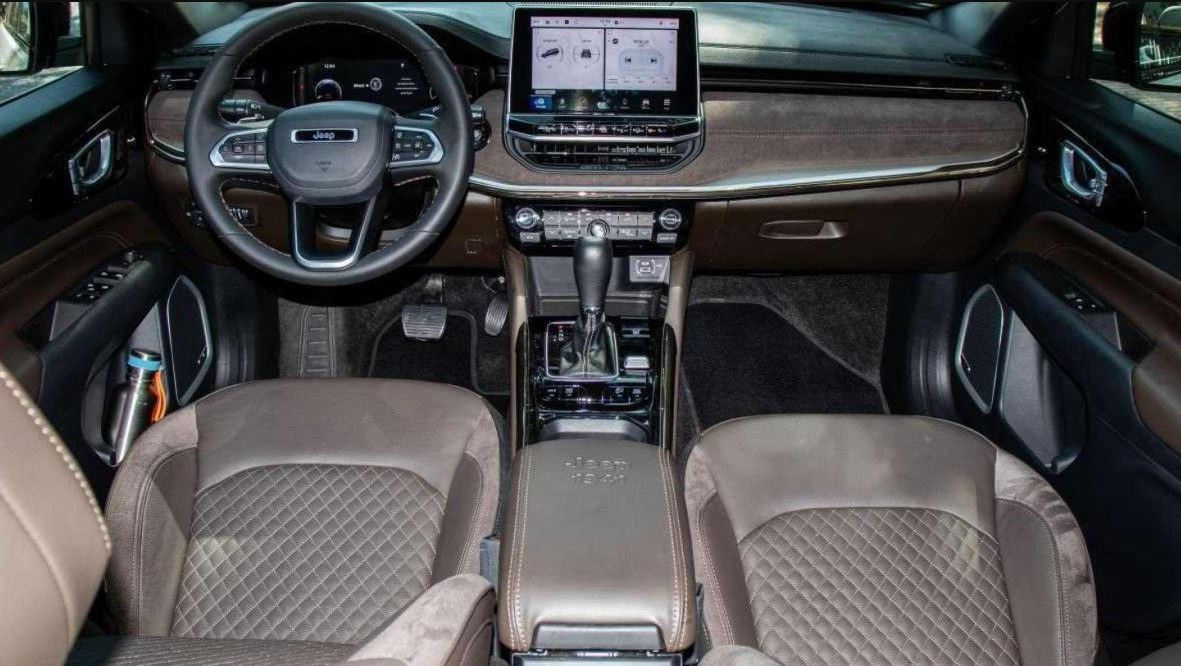 Jeep Commander tem bancos e painel em couro e suede marrom exclusivo