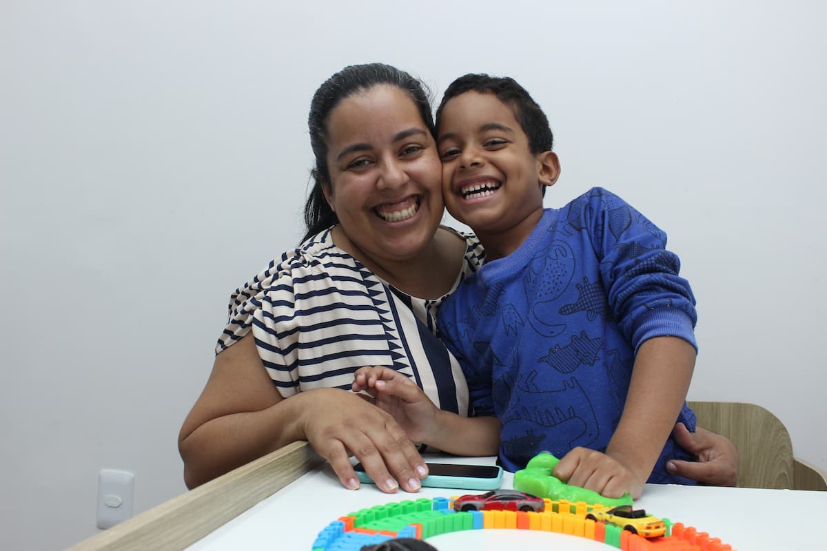 Cleicekelle Silva e o filho Bruno, paciente do Grupo Acolher. 