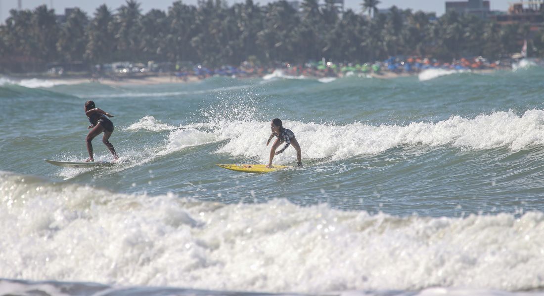 Nicole e Mel surfando