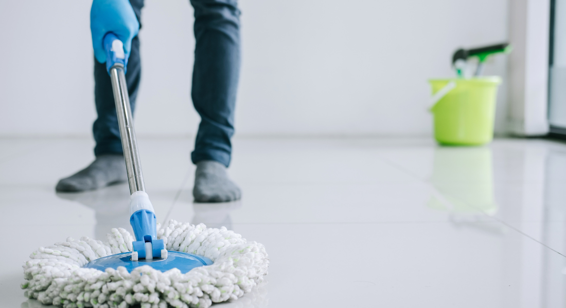 Desinfetar o chão com produtos que neutralizam odores é muito eficiente para a limpeza de casas com pets