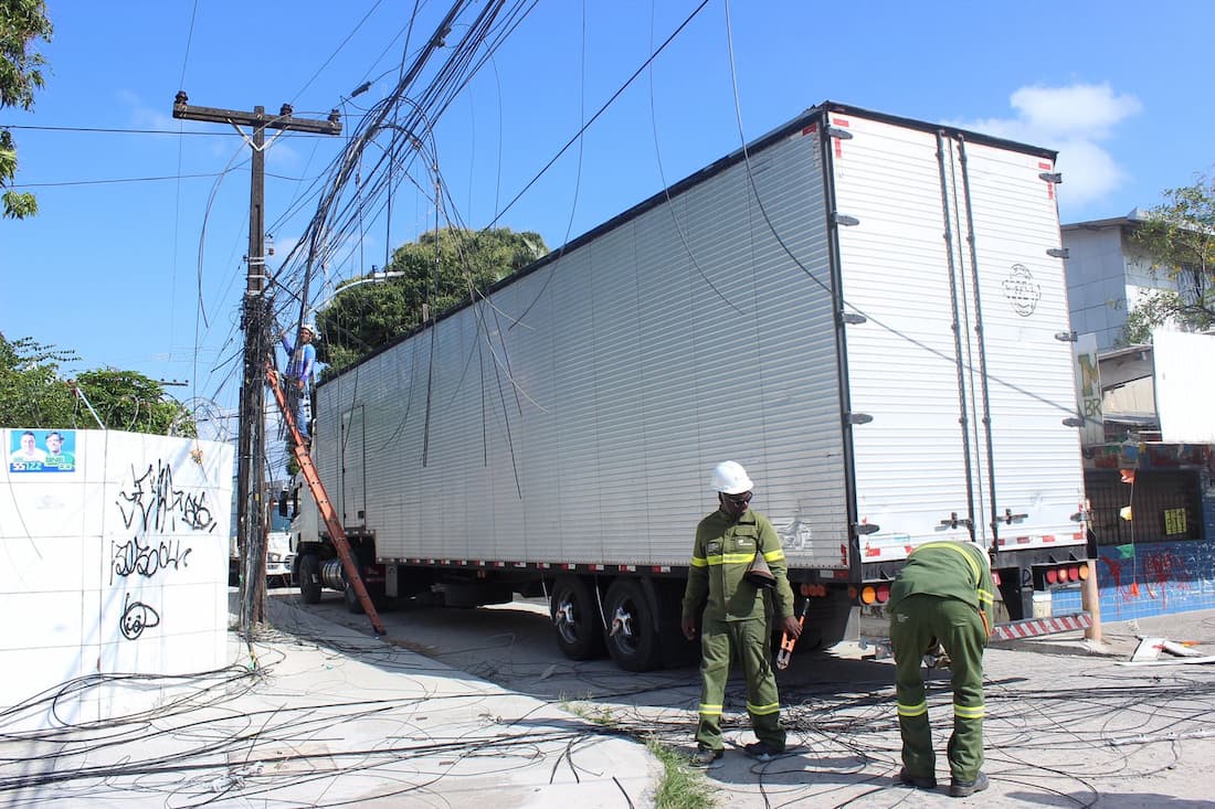 Caminhão de transporte derruba três postes na Várzea