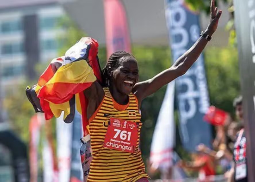 Rebecca Cheptegei, em 2022, celebrando sua conquista de campeonato na Tailândia 