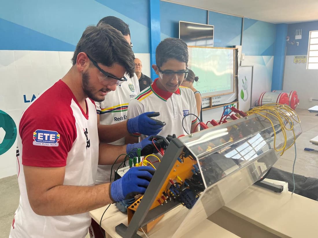 Representantes da Universidade de Stanford visitam escola em Araripina, Sertão de Pernambuco