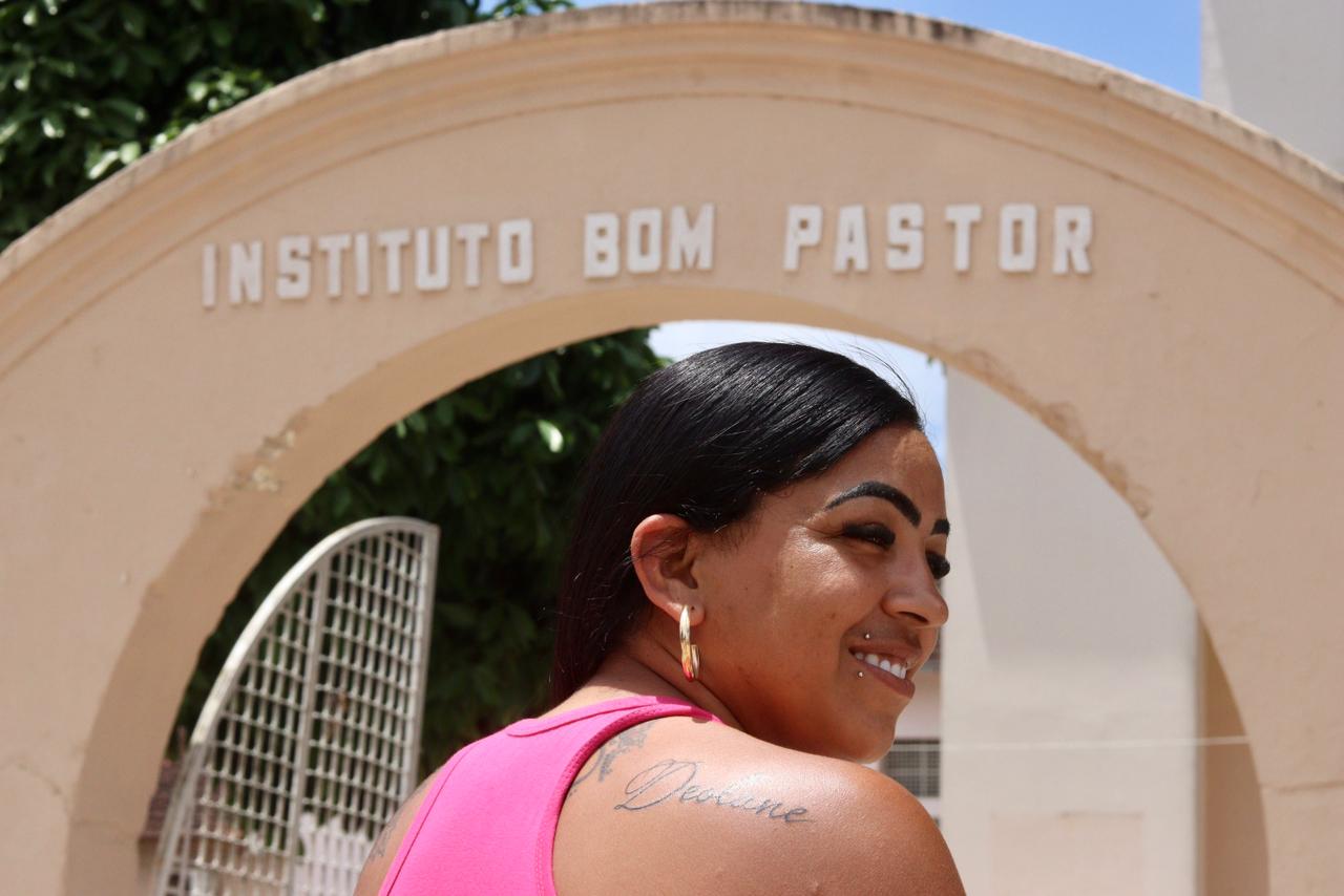 Movimentação de fãs em frente à Colônia Penal Feminina do Recife, onde Solange Bezerra aguarda por liberdade