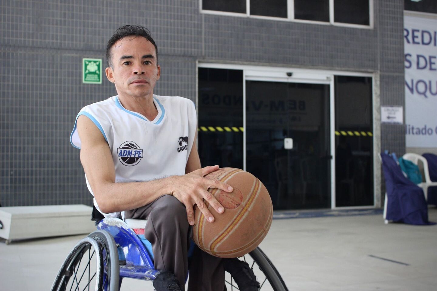 Carlos André, jogador de basquete paralímpico e caixa