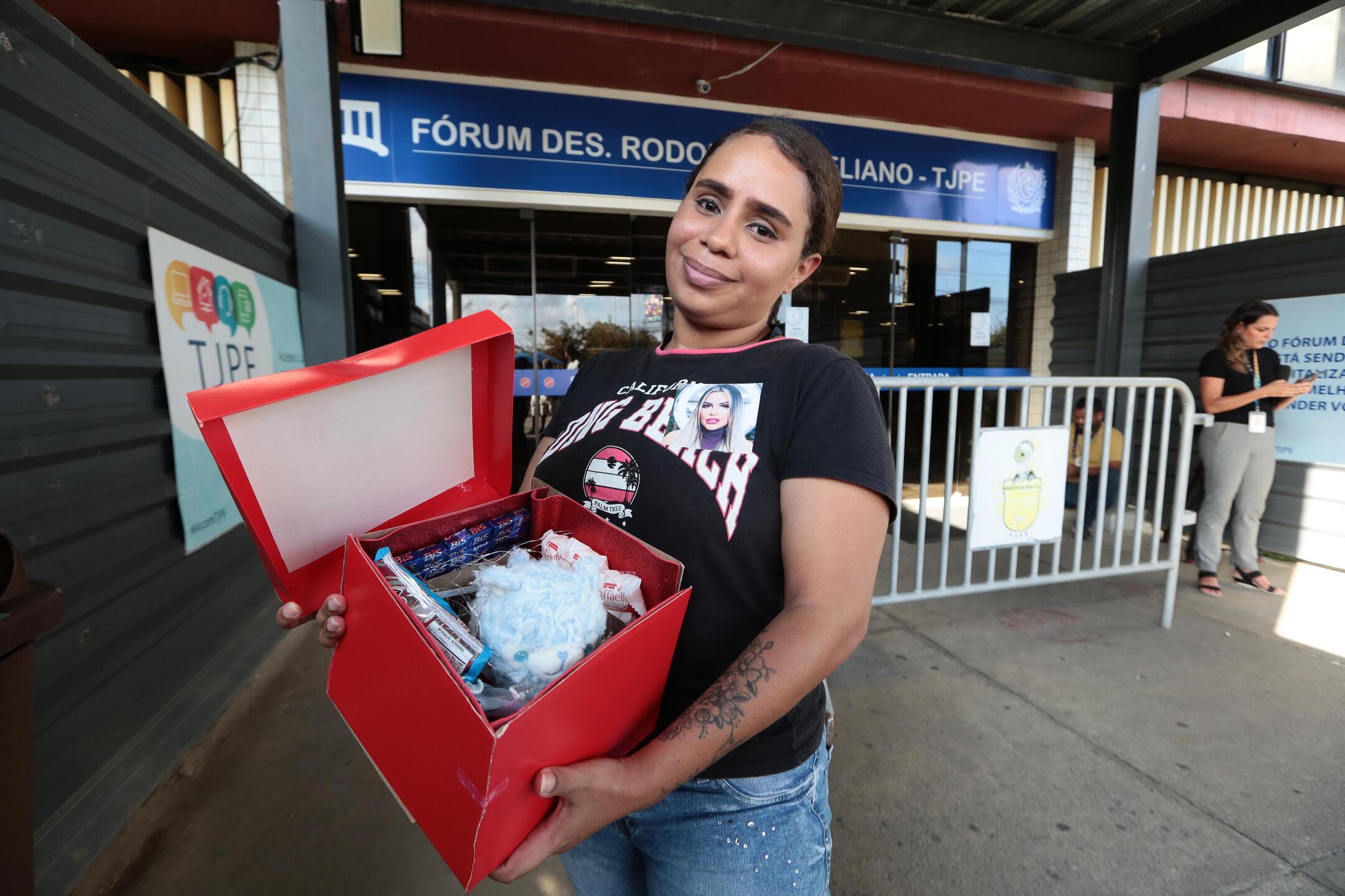 Fã espera Dr. Deolane Bezerra, no fórum Desembargador Rodolfo Aureliano