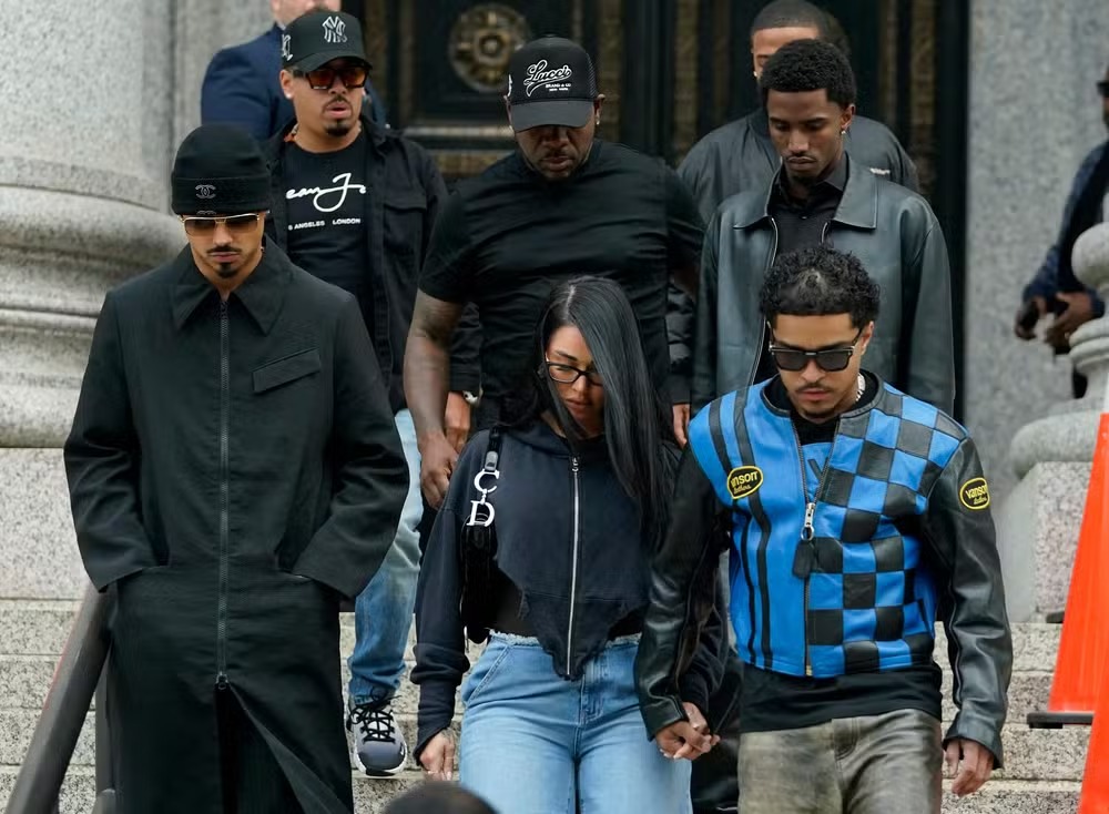 Justin Combs (embaixo, à dir.) e Christian Combs (acima, à direita), filhos de Diddy deixam o tribunal após uma audiência em Nova York em 18 de setembro de 2024 