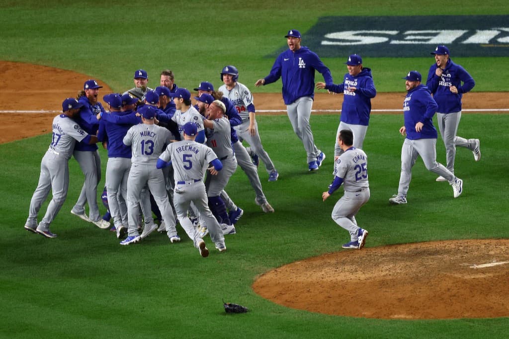 Elenco do Los Angeles Dodgers celebrando o título da World Series da MLB