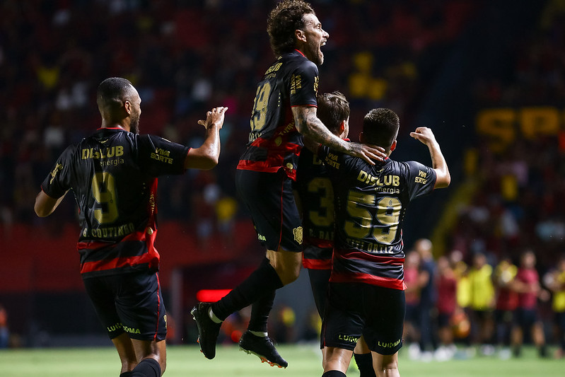 Jogadores do Rubro-negro comemoram gol contra Botafogo-SP 