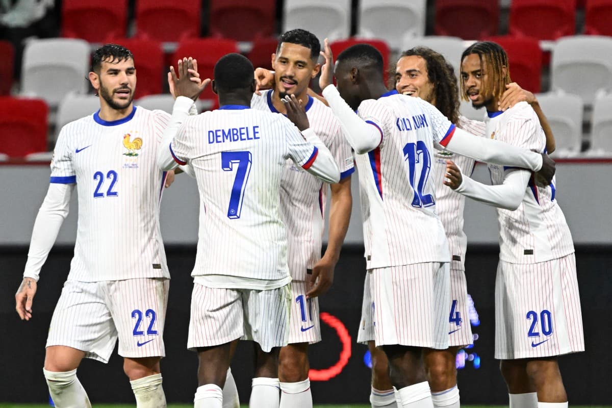 Jogadores da França celebram um dos gols da goleada sobre Israel