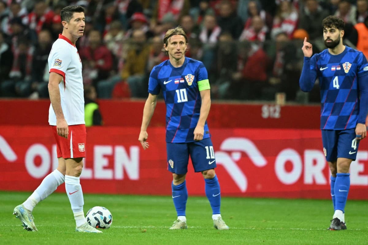 Lewandowski e Modric durante jogo entre Polônia e Croácia