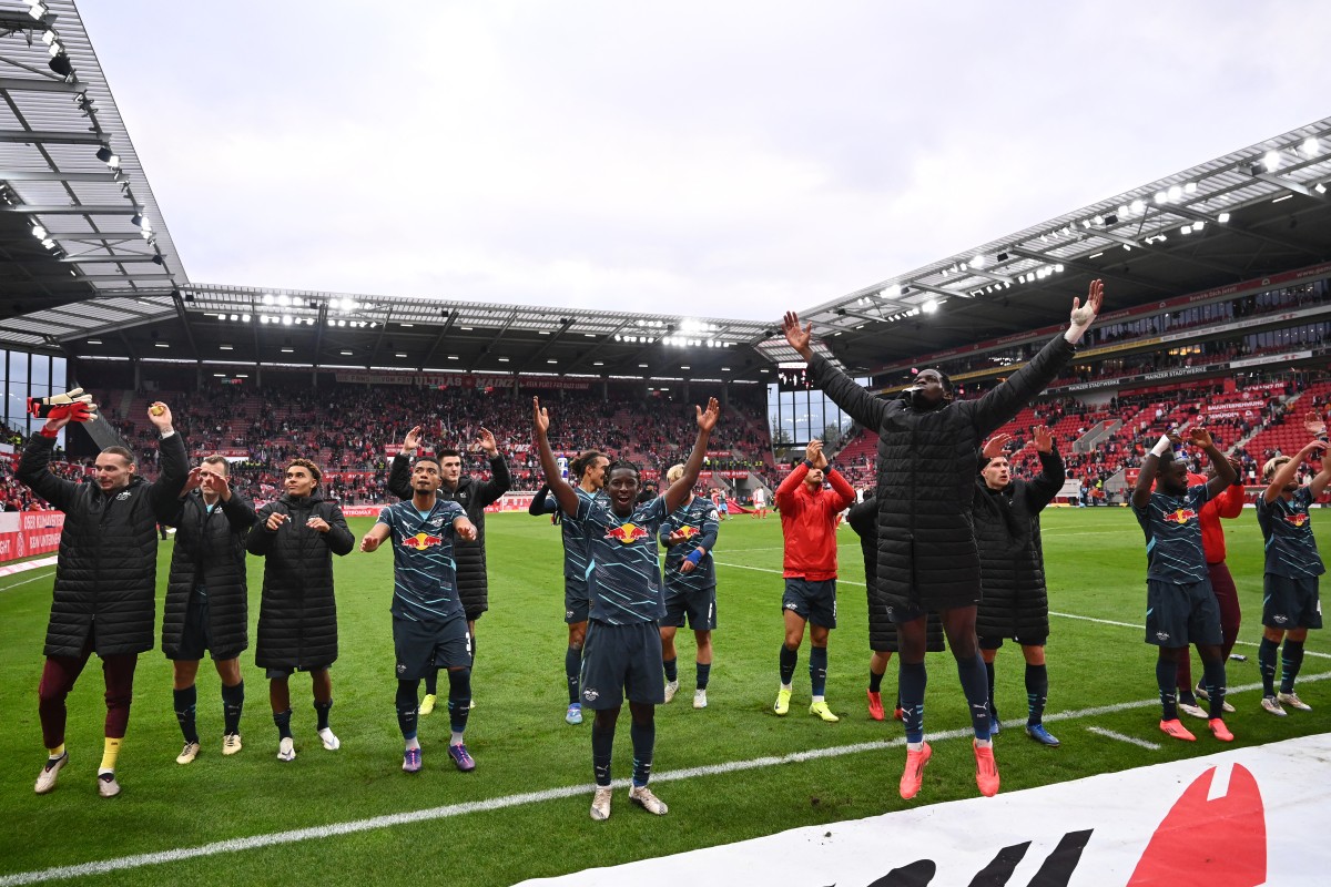 Jogadores do Leipzig comemoram vitória diante do Mainz