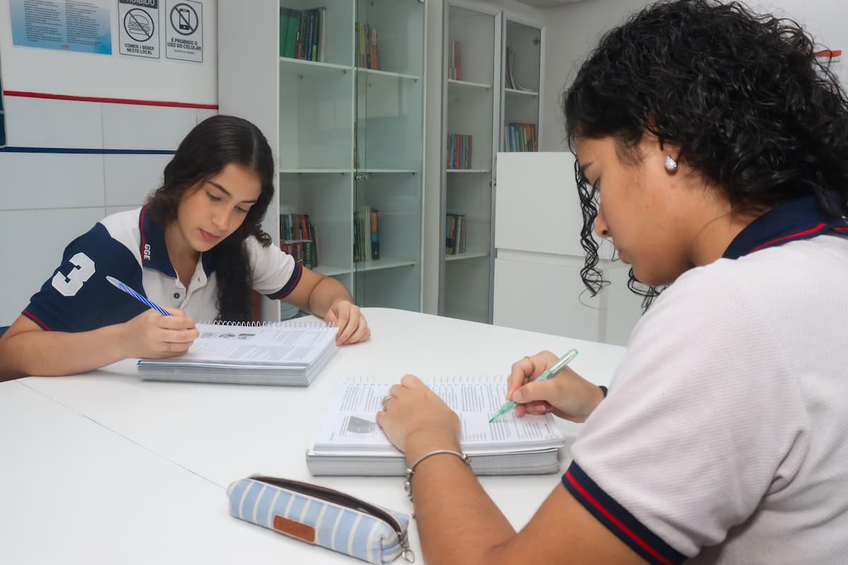 Estudantes do terceiro ano do Colégio GGE se preparam para o primeiro dia de prova