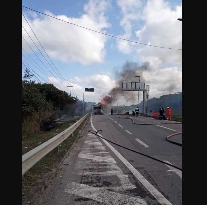 Bombeiros controlaram as chamas e realizaram o resfriamento do caminhão-tanque. 