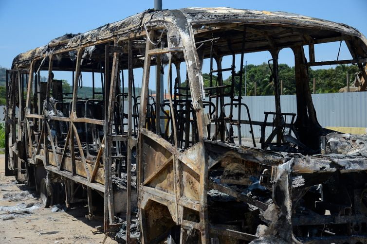 Carcaça de ônibus incendiado na Estrada Santa Veridiana, em Santa Cruz, zona oeste da capital fluminense