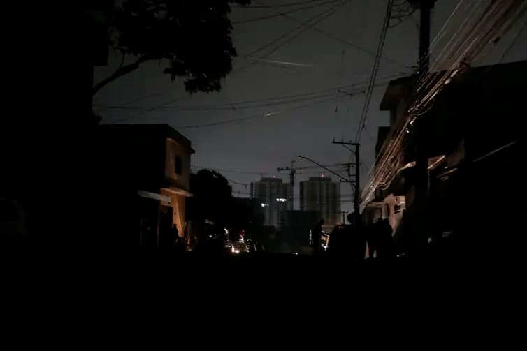 São Paulo (SP), 13/10/2024 -.Avenida Padre Arlindo Vieira no bairro do Jabaquara sem energia elétrica desde sexta-feira devido as chuvas 