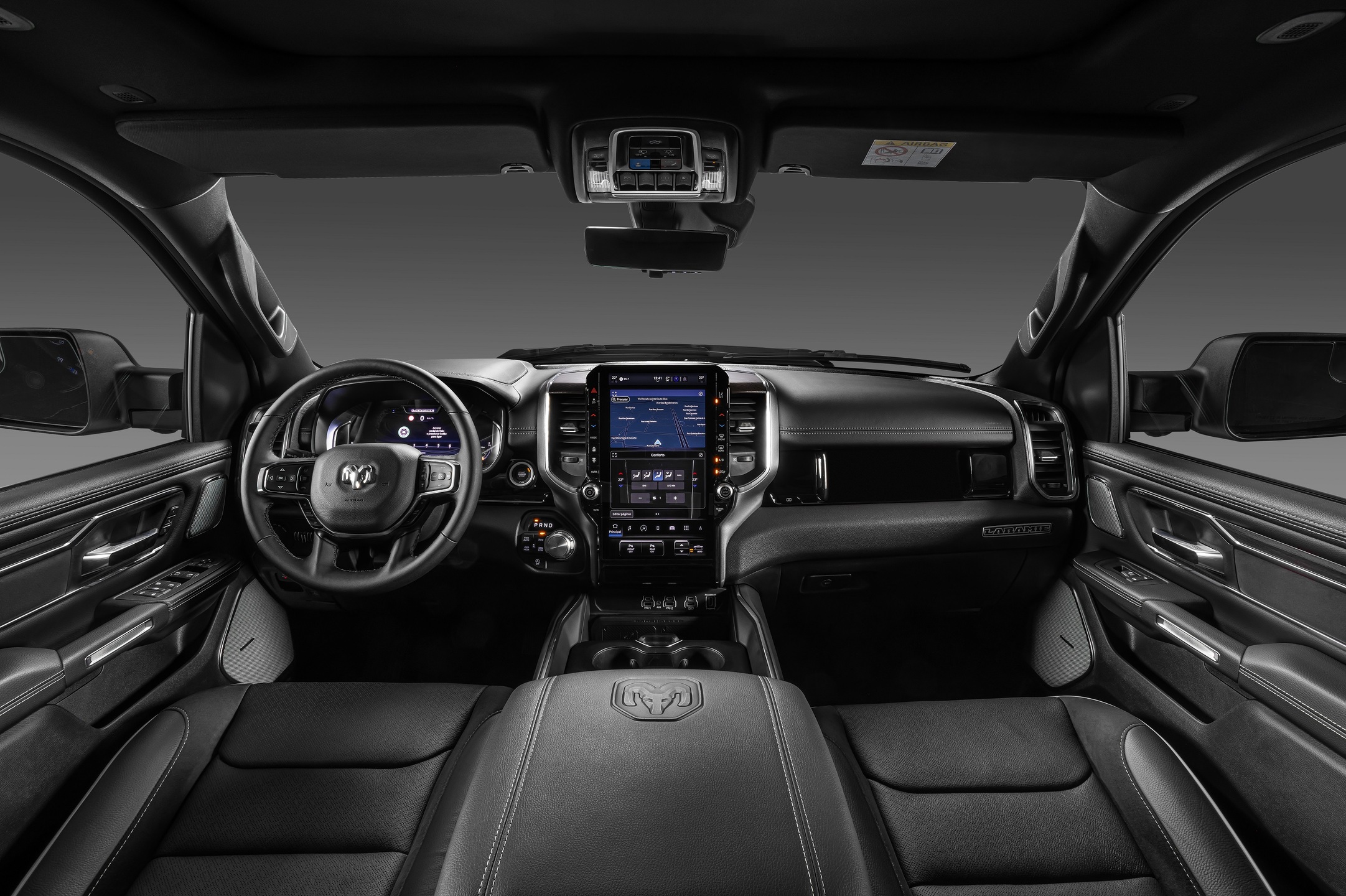 Interior escurecido da versão Laramie Night Edition da Nova Ram 1500. 