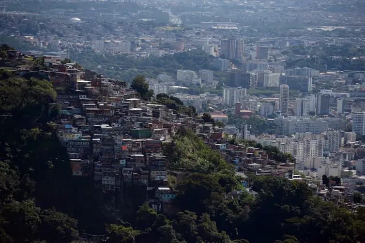 Área de encosta em comunidade do Rio de Janeiro 