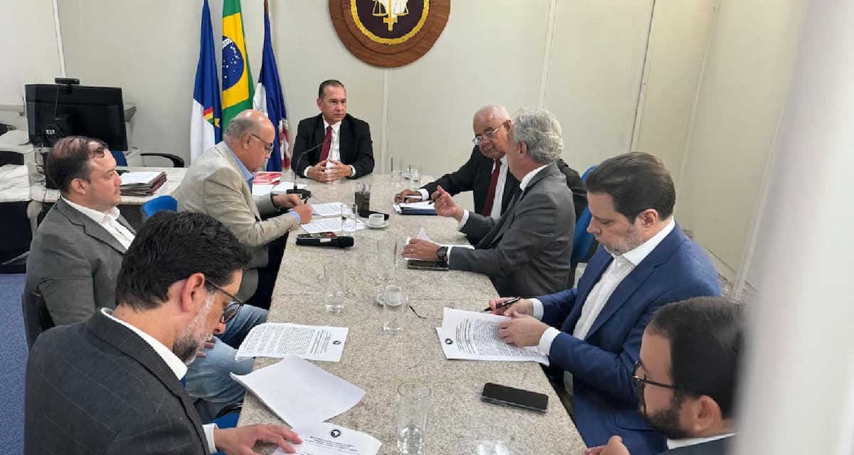 Yuri Romão, Bruno Becker e Bruno Rodrigues, presidentes do Sport, Náutico e Santa Cruz, respectivamente, estiveram na reunião, junto também de Evandro Carvalho, presidente da FPF-PE 