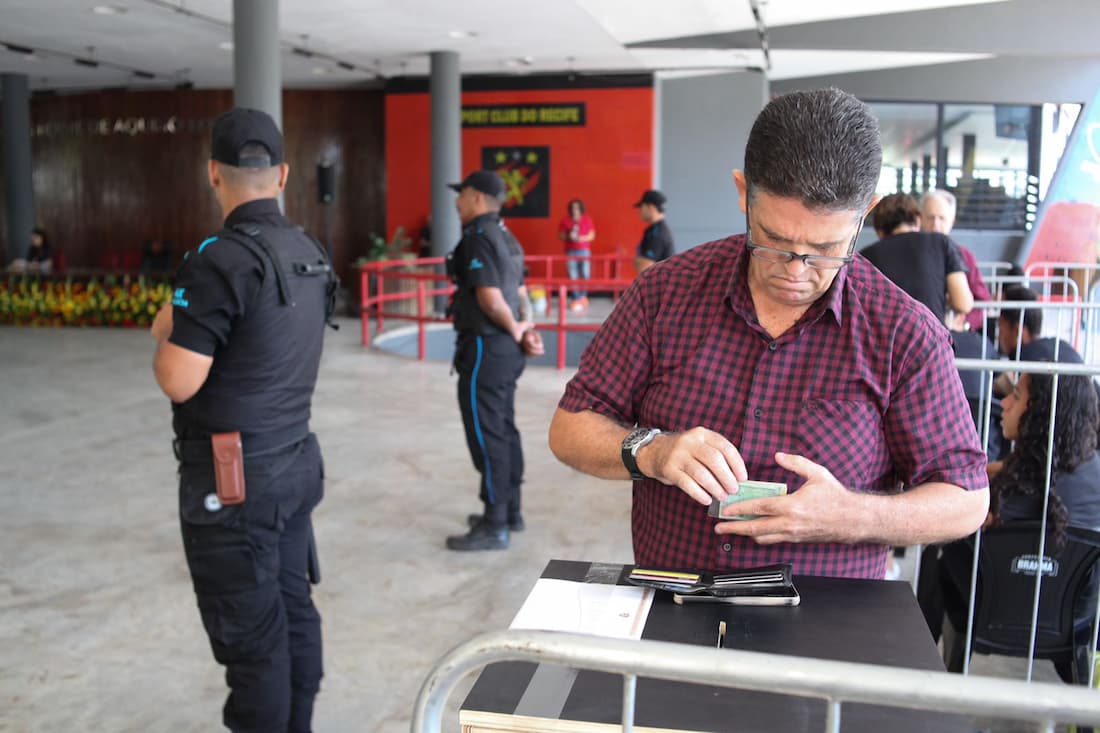 Torcedor vota na AGE do Sport