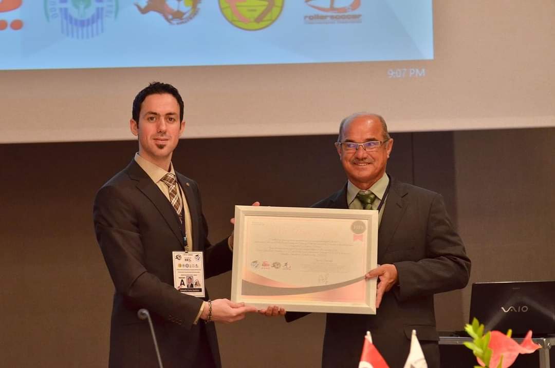 Almir Falcão, à direita, ao lado de Mehdi Salmanpour, presidente da Federação Internacional de Futebol de Patins, à esquerda