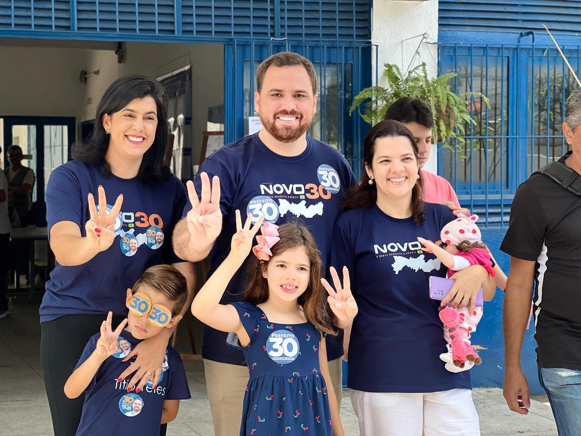 Técio Teles, candidato a prefeito do Recife, votou com família, no Parnamirim