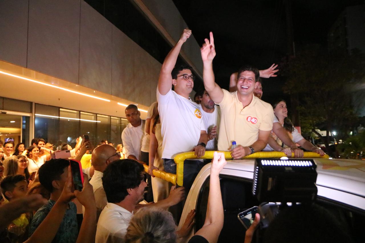 João Campos celebra vitória 