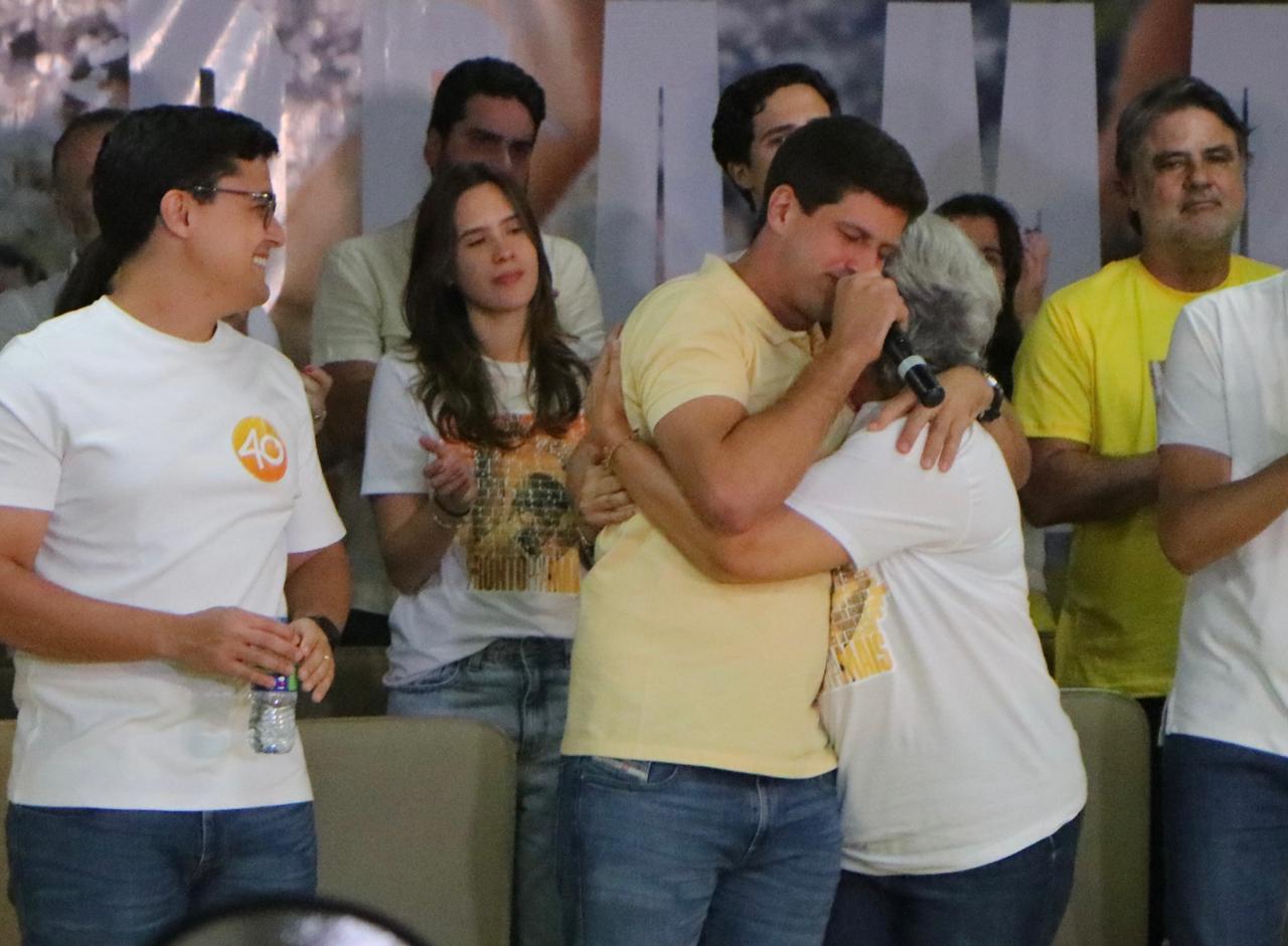 João Campos recebe abraço da mãe, Renata Campos