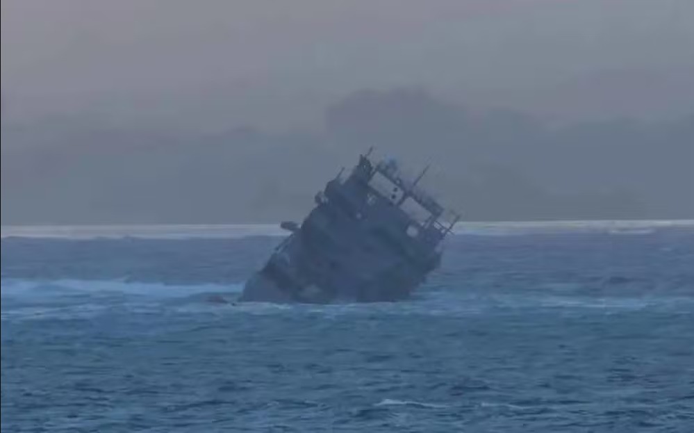 Navio afunda no mar da Nova Zelândia