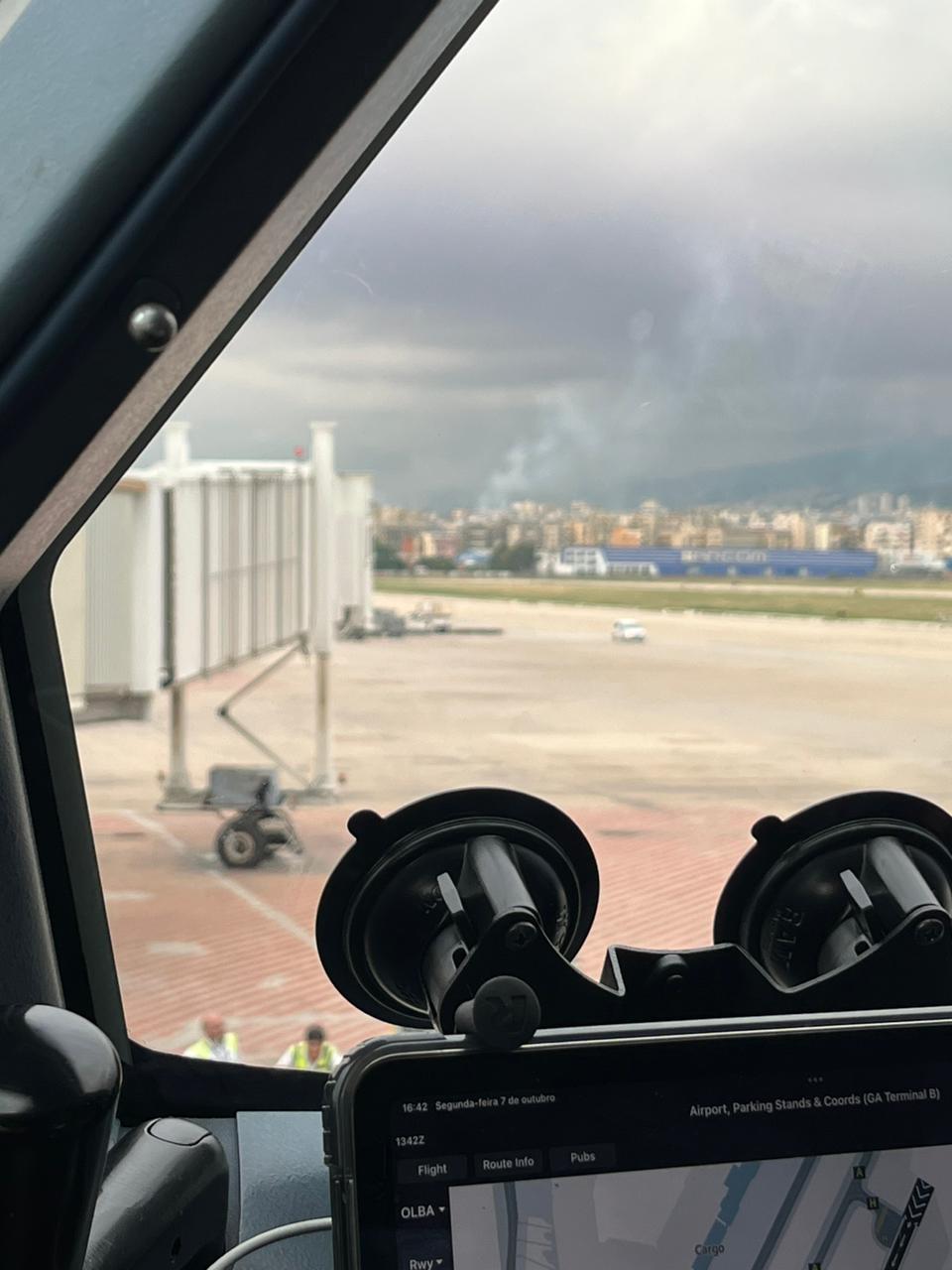 Fumaça de suposto bombardeio nos arredores de Beirute com vista do avião da FAB