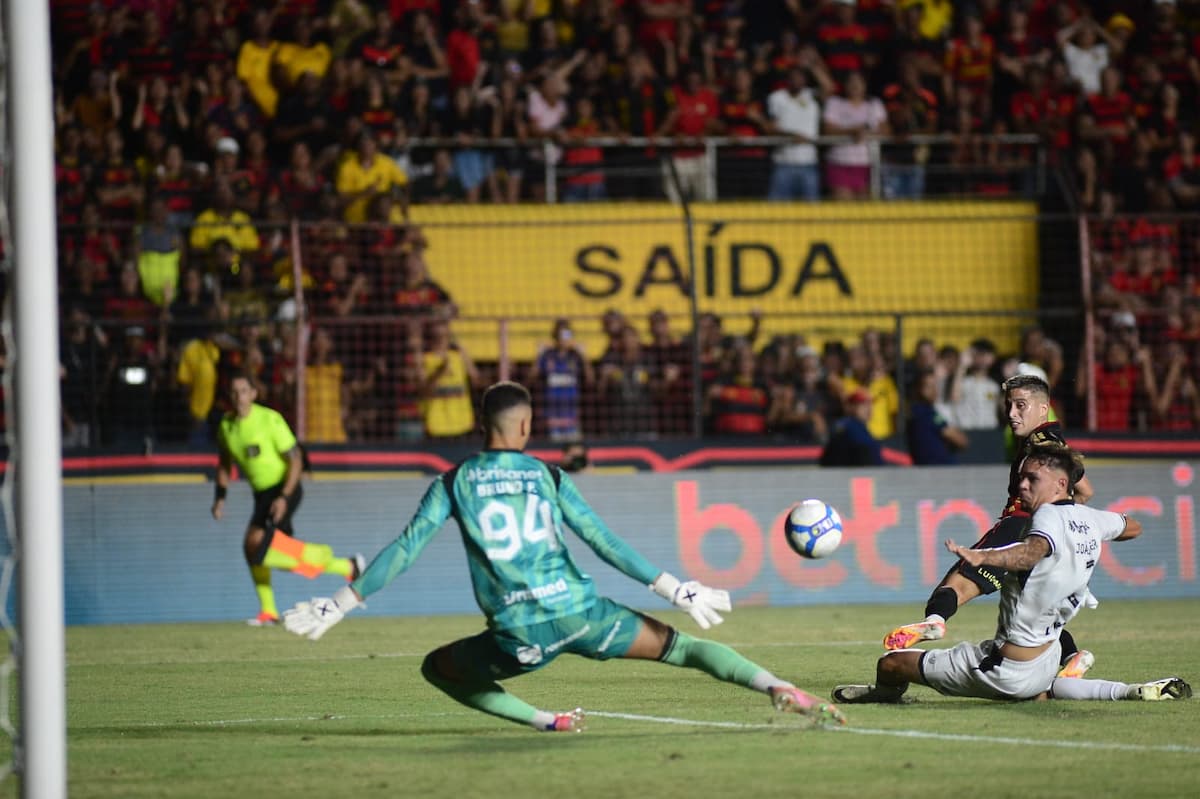 Sport teve dois gols anulados no primeiro tempo 