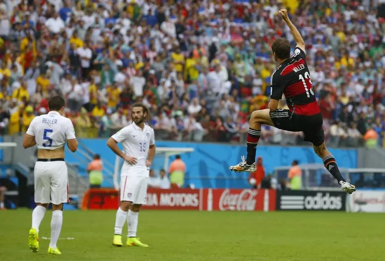 Müller comemora quarto gol nesta Copa do Mundo, o primeiro da Alemanha contra os Estados Unidos, na Arena Pernambuco.