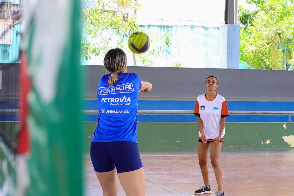 Alunos puderam bater uma 'bolinha' com as atletas  