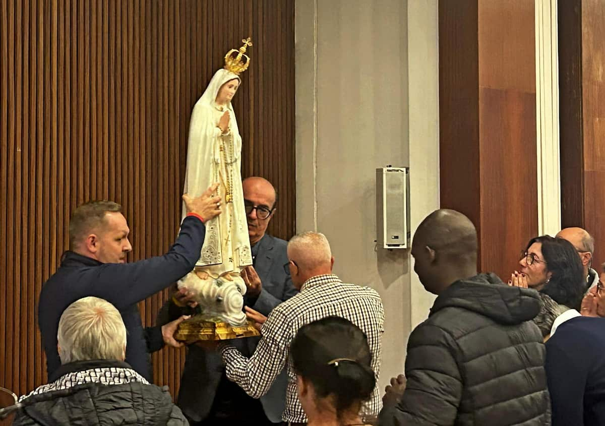 Tocar na imagem de Nossa Senhora de Fátima, mesmo que por alguns segundos, foi capaz de emocionar fiéis