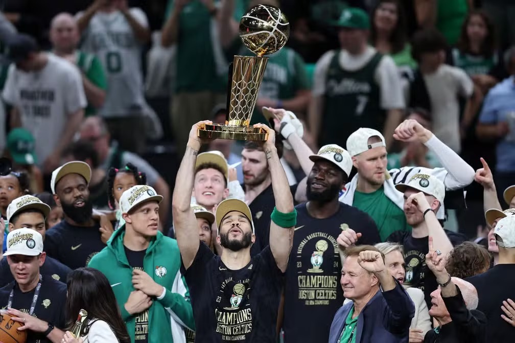 James Tatum levanta troféu de campeão da NBA pelo Boston Celtics