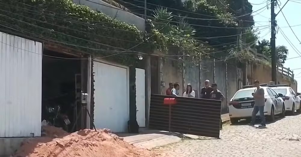 Os agentes em frente à casa onde foi concretado o corpo de Anic