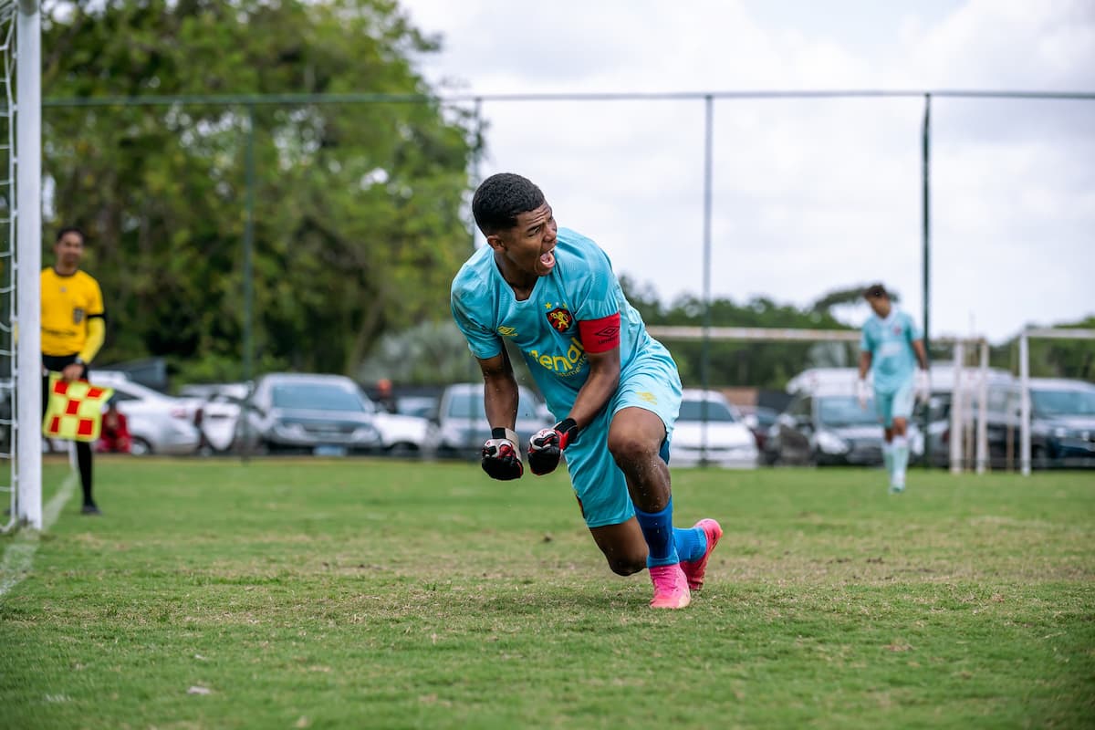 Davi, goleiro da base do Sport, defendeu dois pênaltis 