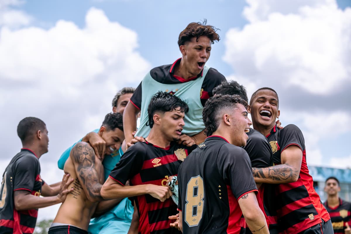 Único pernambucano vivo na Copa Ouro, o elenco rubro-negro comemorou a classificação na Copa Atlântico 