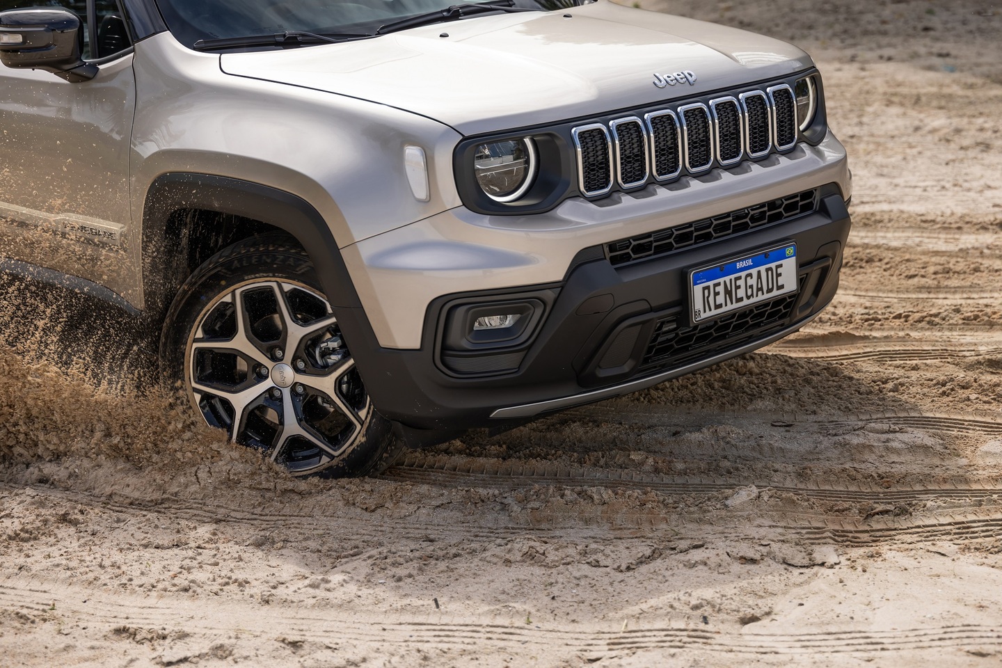 Jeep Renegade Sahara tem motorização 1.3 Turbo flex de 185 cv associada à uma tração 4X2. 