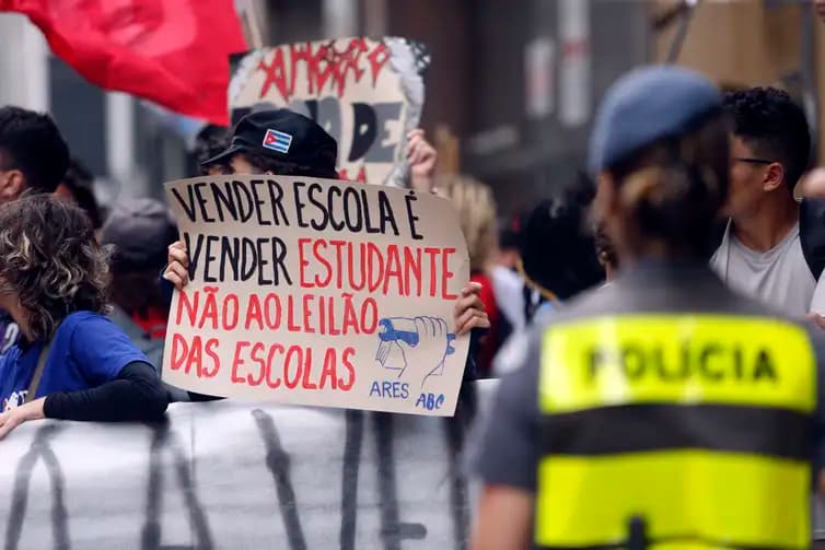 Estudantes protestam do lado de fora do prédio durante manifestação contra o Leilão da Parceria Público-Privada (PPP) de Novas Escolas. 