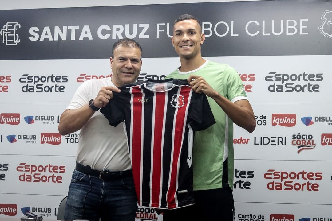 Matheus Vinícius foi apresentado pelo executivo de futebol, Harlei Menezes 