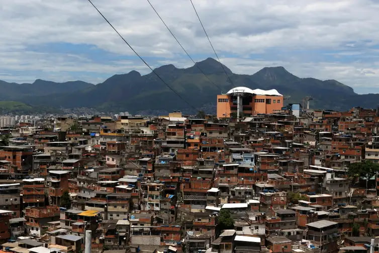 Aglomerado de casas das favelas do Complexo do Alemão, zona norte do Rio de Janeiro.