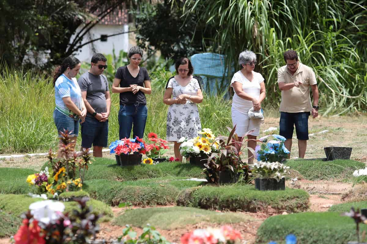 Familiares rendem suas homenagens aos entes queridos neste dia de finados, no Parque das Flores  